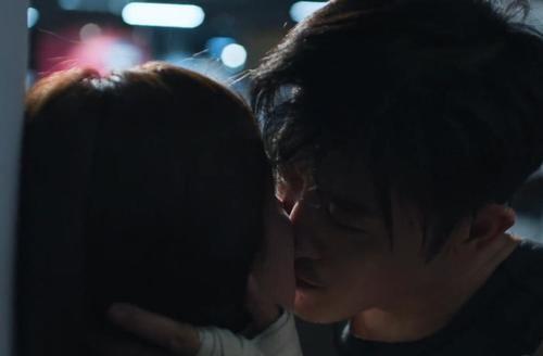 吻脖子花絮,吻脖子花絮里的浪漫揭秘